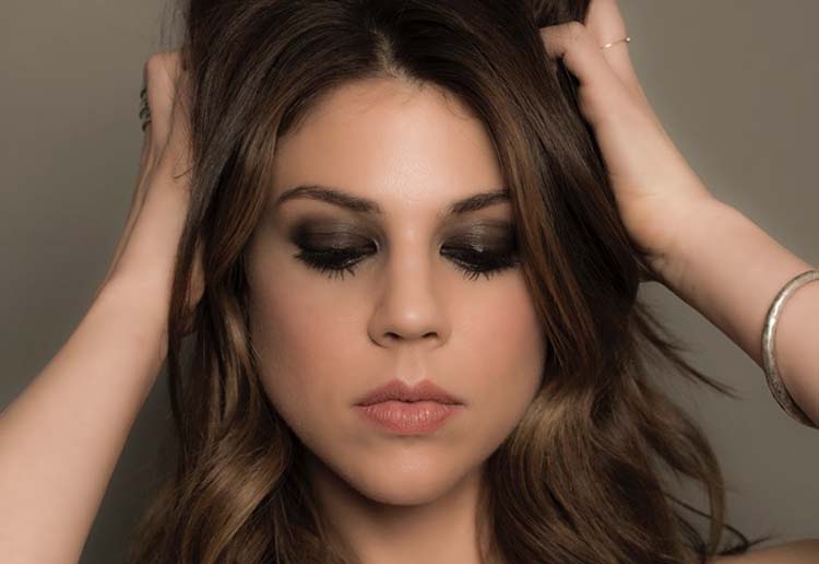 ‘Days Of Our Lives’ Beauty Kate Mansi Learns How To Create A Glossy Eye