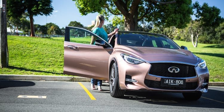 2017-infiniti-q30s-2-2d-16