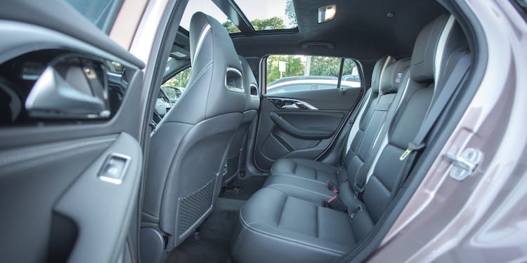 2017-infiniti-q30s-2-2d-39