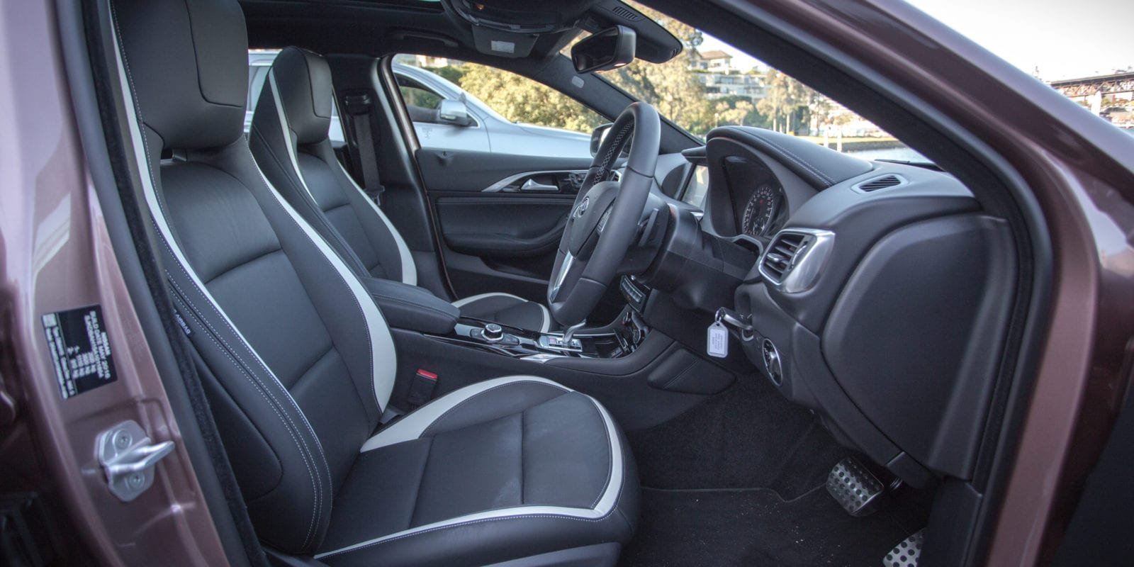 2017-infiniti-q30s-2-2d-49