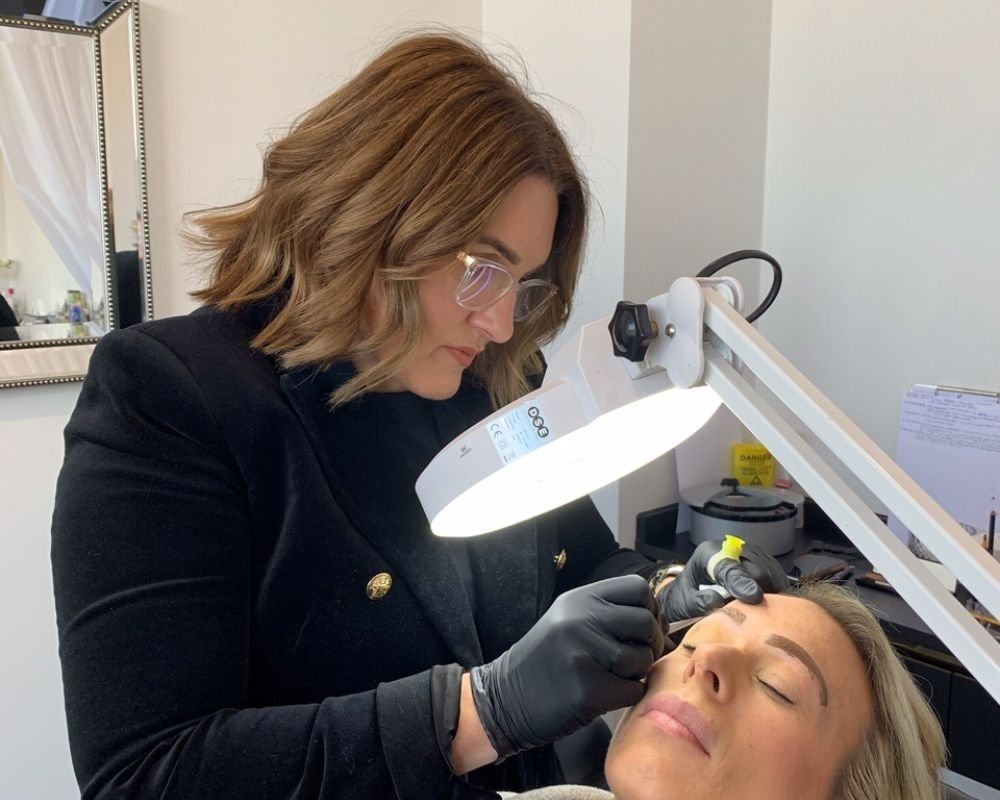 Can overplucked eyebrows grow back? An arch expert reveals all(00)