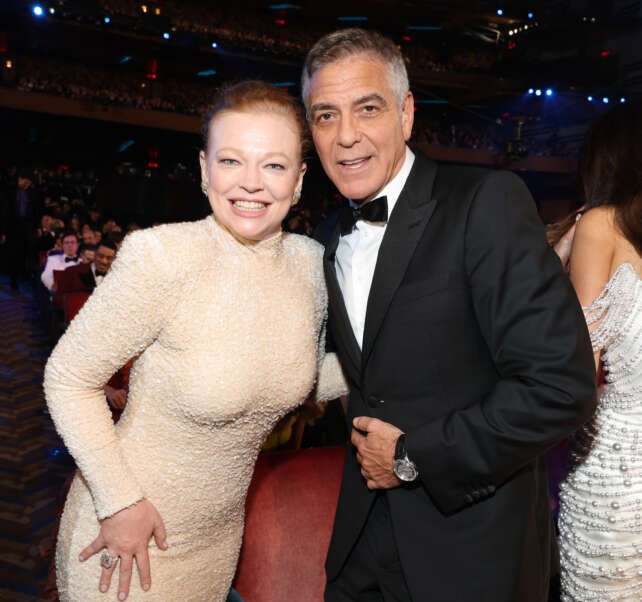 Description NEW YORK, NEW YORK - JUNE 08: (L-R) Sarah Snook and George Clooney attend The 78th Annual Tony Awards at Radio City Music Hall on June 08, 2025 in New York City. (Photo by Kevin Mazur/Getty Images for Tony Awards Productions)wmvsfqgvhssjgt8q3chn4mgg